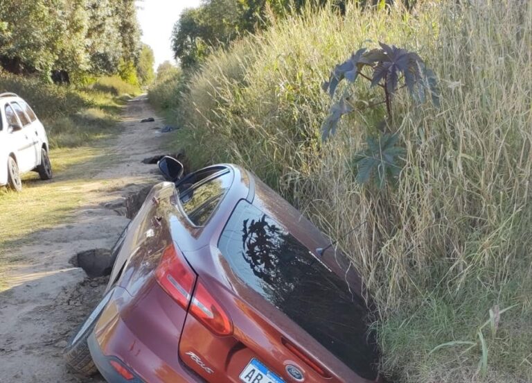 Desmoronamiento en una calle: tránsito cortado