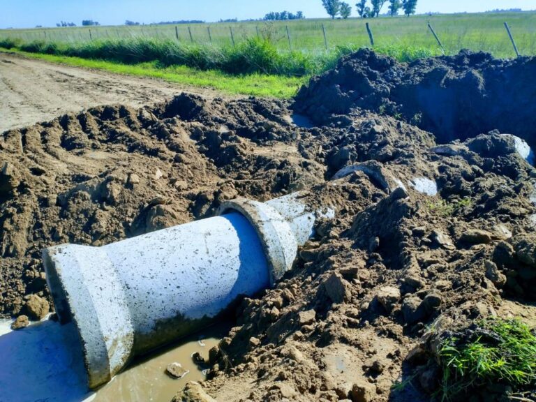 Situación hídrica: sigue el trabajo en caminos rurales