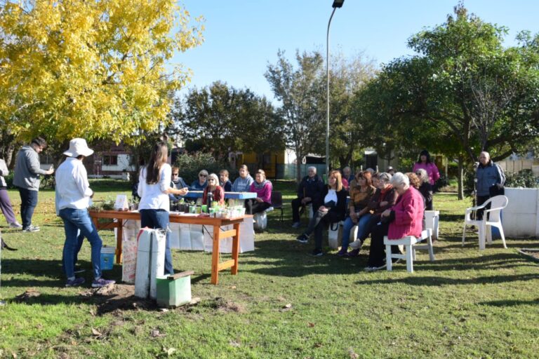Adultos mayores mostraron interés en la charla de alimentación saludable