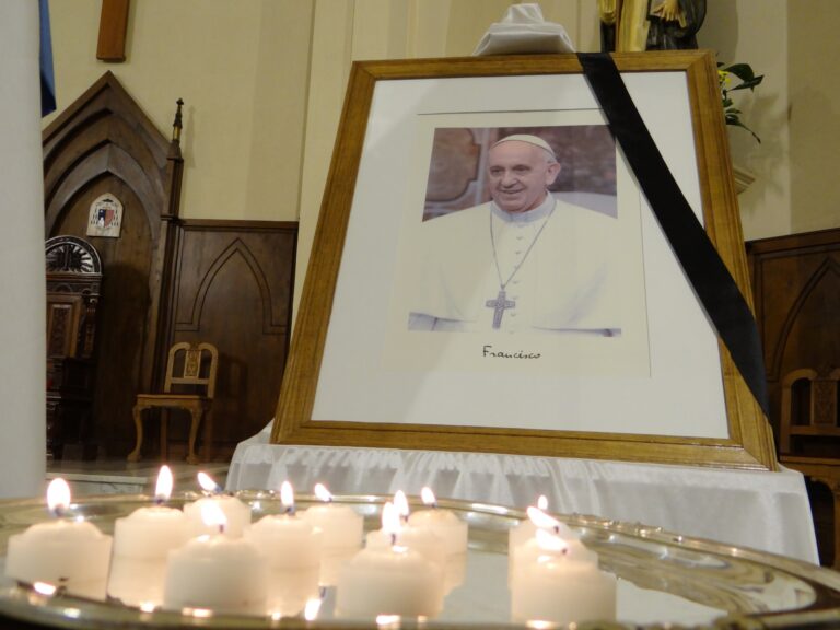 En Catedral se rezó por el alma del Papa Francisco