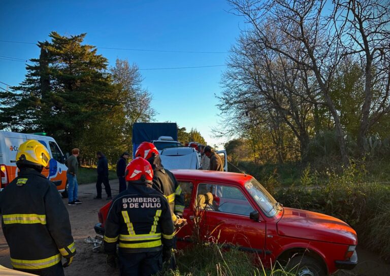 Accidente: un auto fue a parar a una cuneta