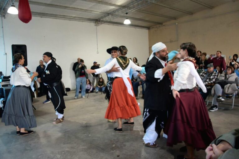 Colorido encuentro celebrando el 25 de mayo