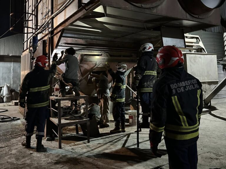 Bomberos convocados desde una planta de silos