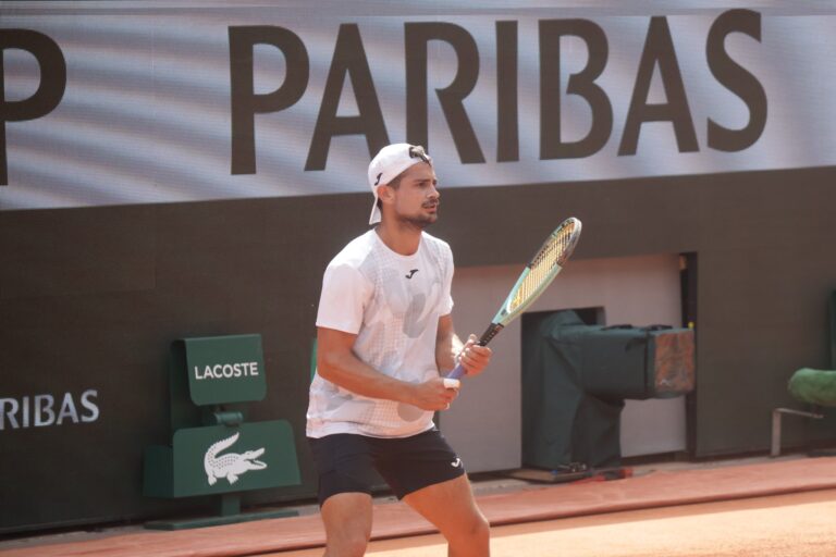 Mariano Navone se prepara en Roland Garros