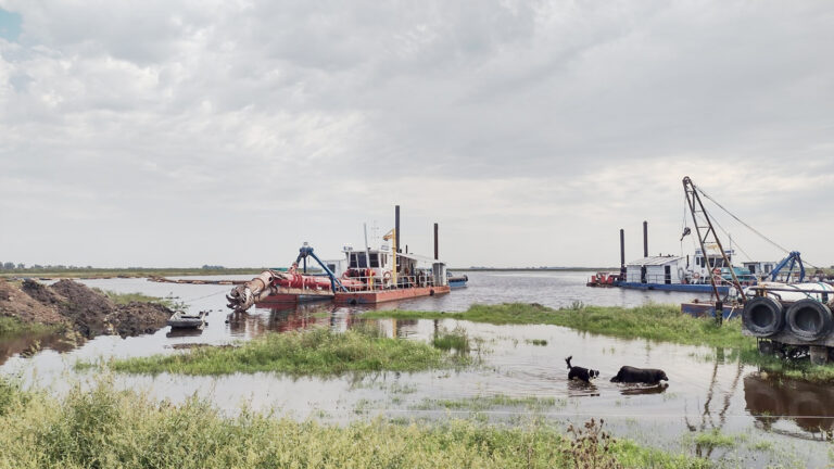 Desbordó el agua cerca del Río Salado y el campo insiste con las obras de dragado