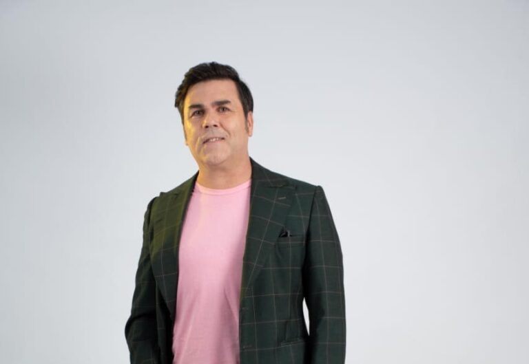 Sebastián Martín en la calle Corrientes «del sueño a la escena teatral»