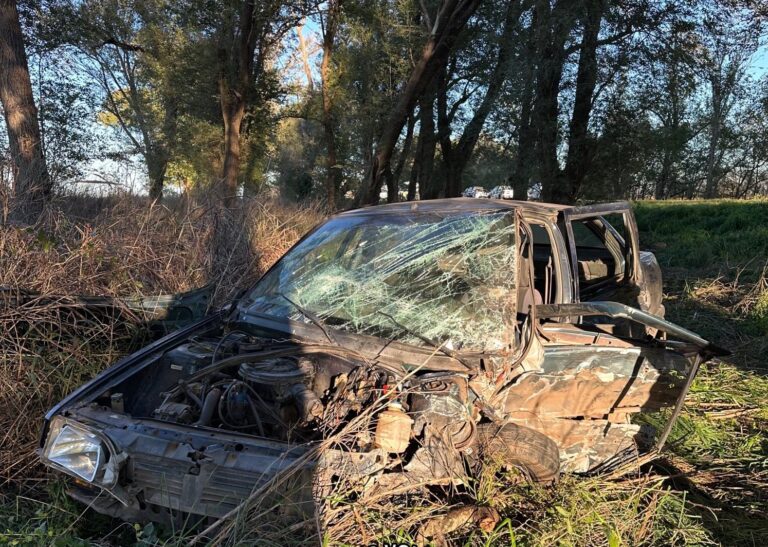 Accidente: colisionaron un auto y un camión