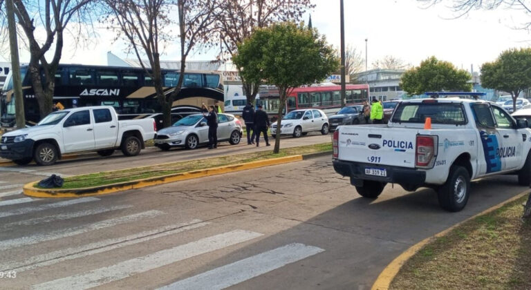 Se descompensó un conductor: camioneta impactó autos estacionados