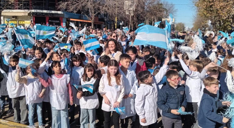 Día de la Bandera: colorido acto en Plaza Belgrano
