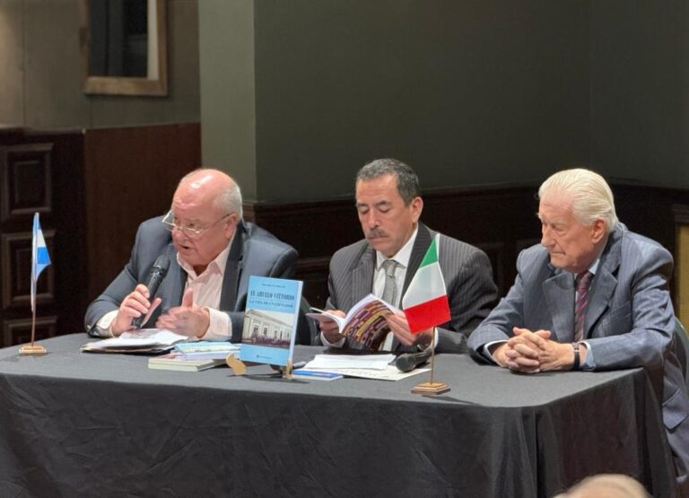 El libro biográfico sobre Victorio Cavallari fue presentado en el Círculo Italiano