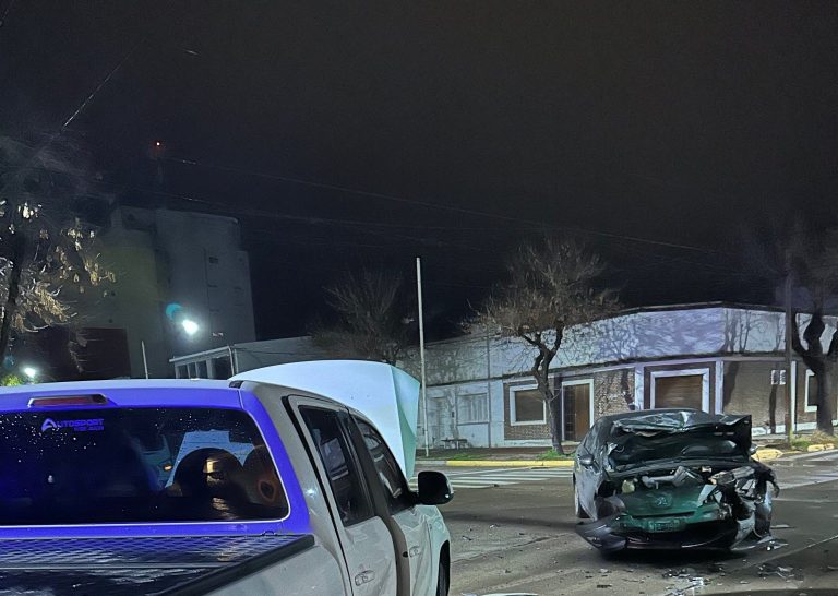 Chocaron un auto y una camioneta en la madrugada