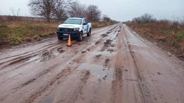 Lluvias: controlan la circulación con cargas en caminos