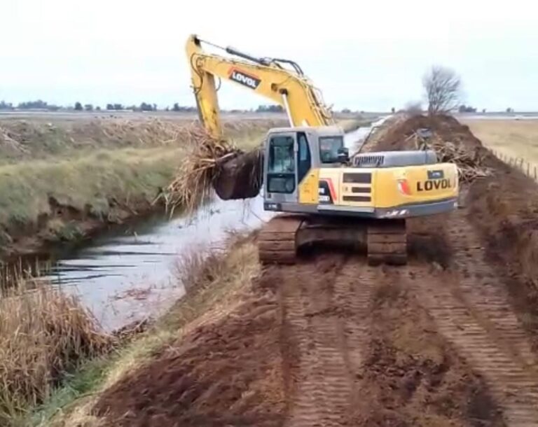 Situación hídrica: trabajos en caminos del distrito