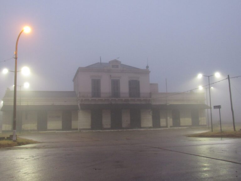 Postales de 9 de Julio, en medio de la niebla