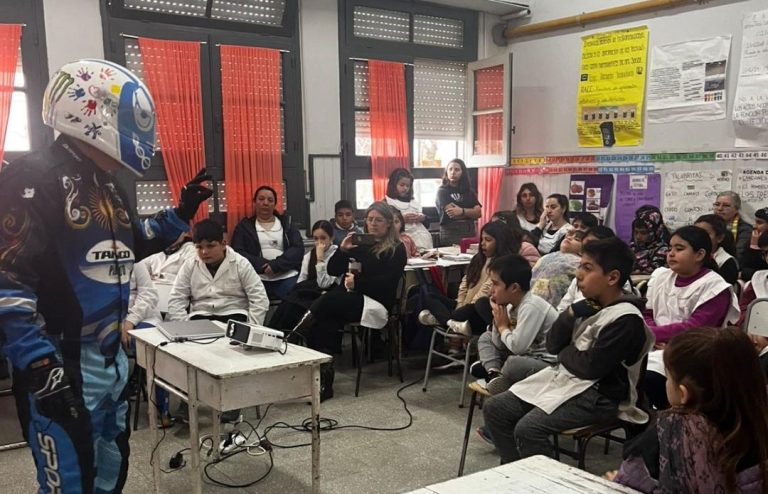 El “Piloto Tango” visita escuelas en 9 de Julio