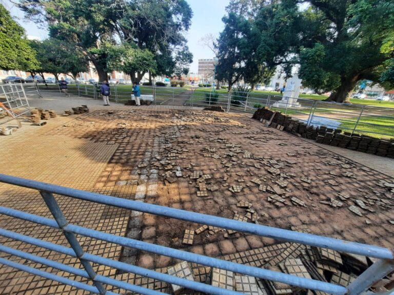 Plaza Belgrano: comenzó el recambio de baldosas