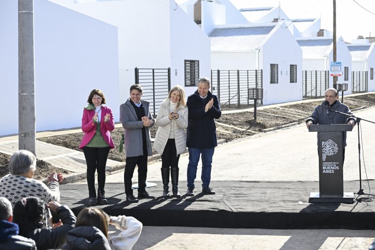 Kicillof y Magario entregaron 110 viviendas a familias de Berazategui