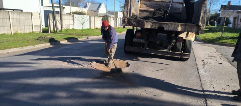 Se realizan trabajos de bacheo en la Ciudad de 9 de Julio