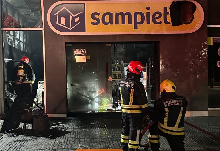 Voraz incendio en Sampietro Hogar de 9 de Julio