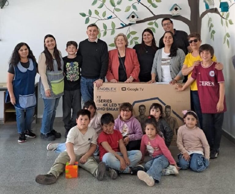 La CEyS entregó un televisor al Hogar del Niño