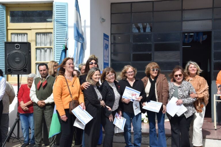 Emotivo acto: celebración del Día del Maestro