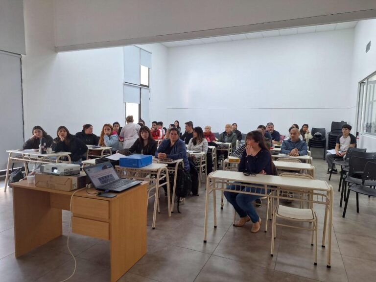 Se dicta el curso de Manipuladores de Alimentos