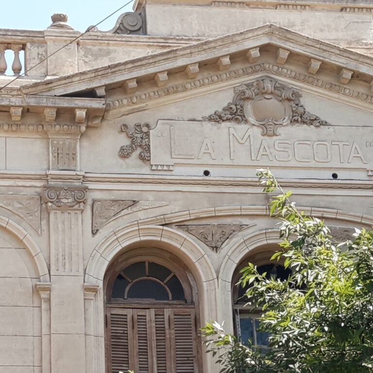 “La Mascota”: memoria y estética del eclecticismo urbano en la arquitectura de 9 de Julio