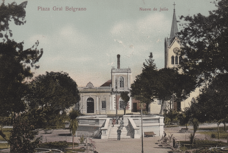 Una postal, una historia: cuando la  “rotonda” de la Plaza tenía dos escaleras