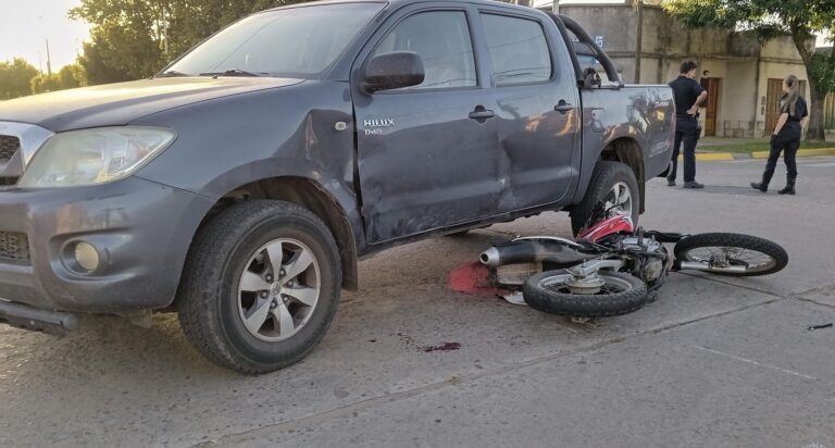 Accidente entre moto y camioneta
