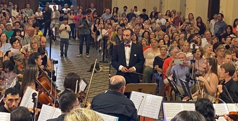 Concierto inolvidable de la Orquesta, junto a un coro preparado para la ocasión