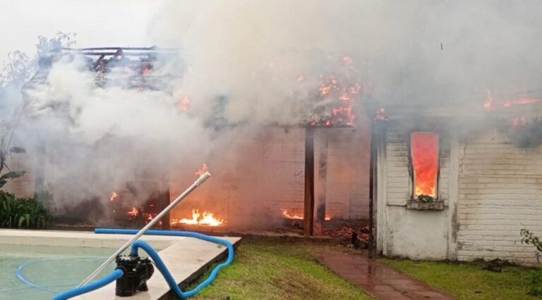 Incendio se propagó a una propiedad lindera