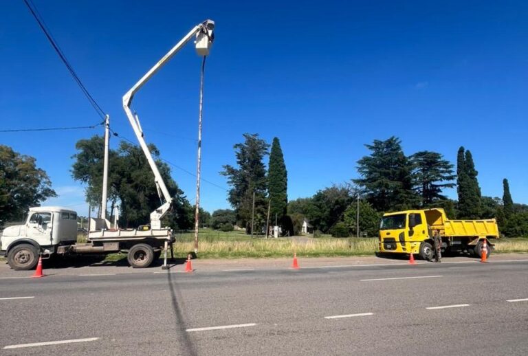 Seguridad vial: colocan luminarias en rutas 5 y 65, a la altura de 9 de Julio