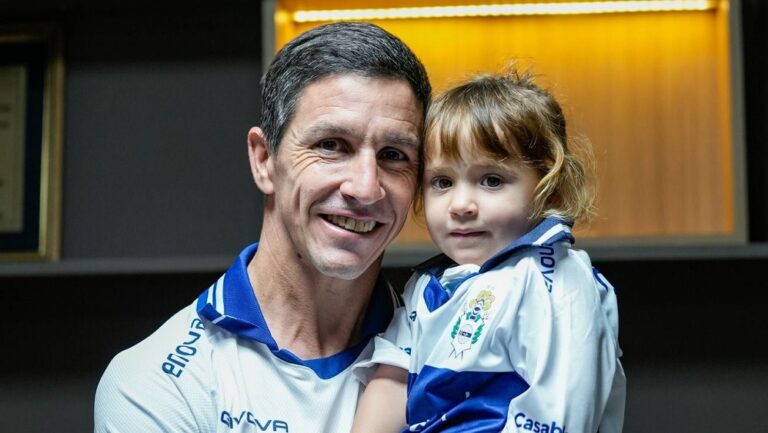 Emotiva presentación de Nacho Fernández en Gimnasia y Esgrima La Plata