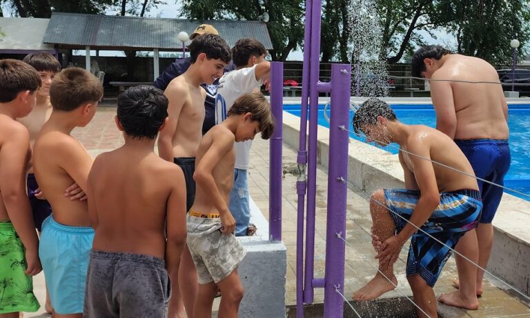 Quiroga y El Fortín: todos los chicos juntos en la pileta