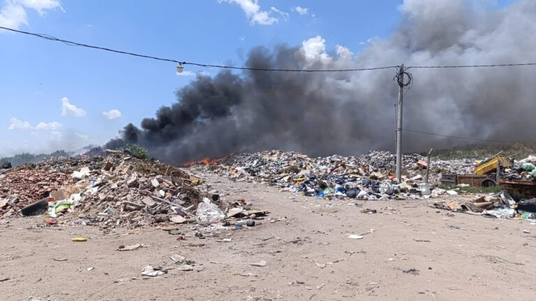 El humo hacia la ciudad y los Bomberos acudieron al basural de Naón