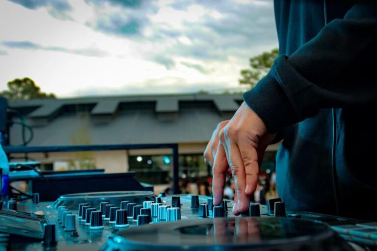 Este domingo: música con DJs en la Estación de Trenes