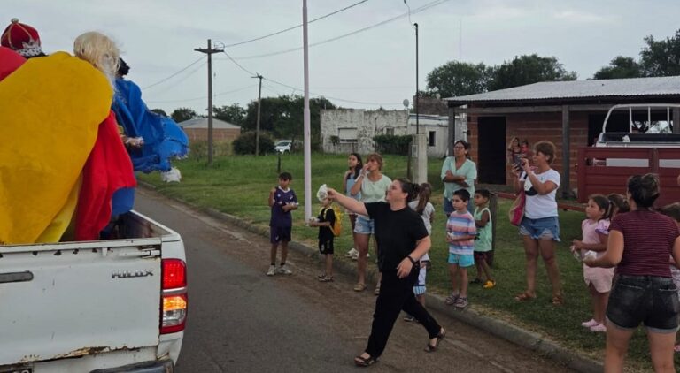 Los Reyes Magos alegraron a niños y abuelos en Quiroga