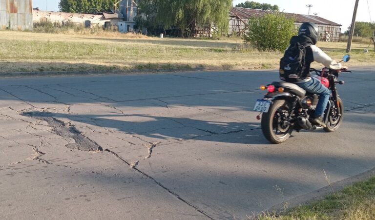 Rotura de pavimento en Rastreador Fournier casi Alte Brown, circular con precaución