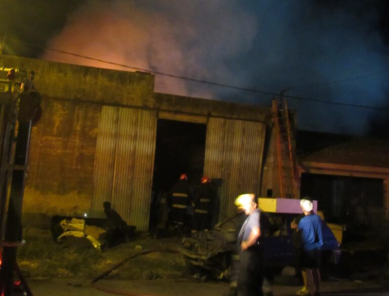 Eficaz labor de Bomberos: incendio en desarmadero de autos