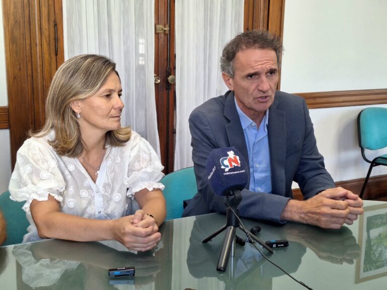 Katopodis y Gentile firmaron convenio para pavimento en Héroes de Malvinas