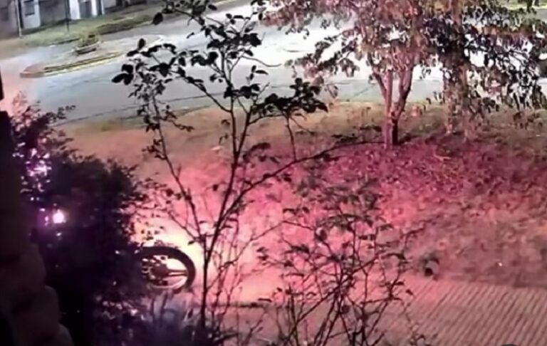 Moto incendiada en la madrugada