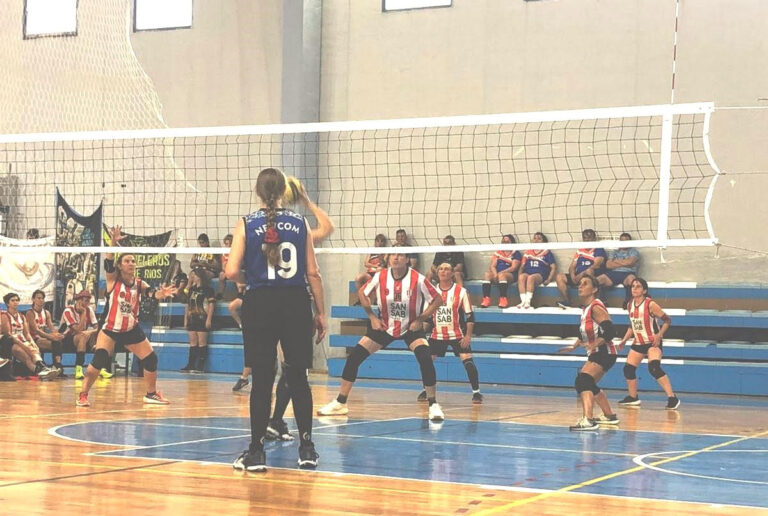 El equipo +50 de Atlético en un torneo en Córdoba