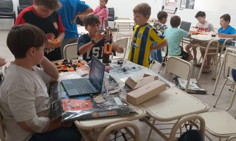 Programación y robótica: mucho interés en el taller