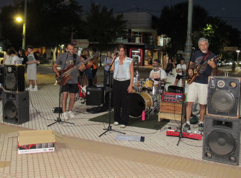 Bandas locales ofrecen su música en la Plaza Belgrano