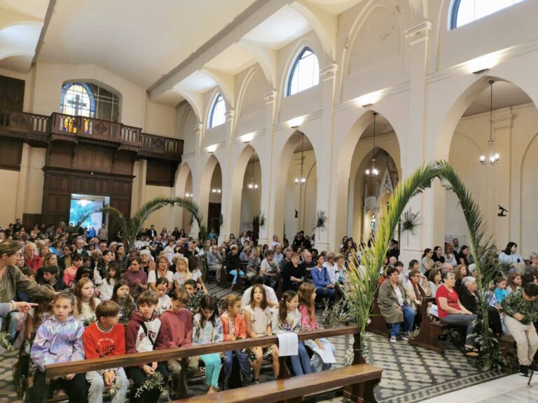 La comunidad católica nuevejuliense celebró el Domingo de Ramos