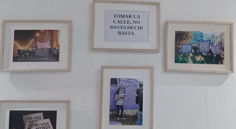 Exposición de fotos en la Terminal de Omnibus