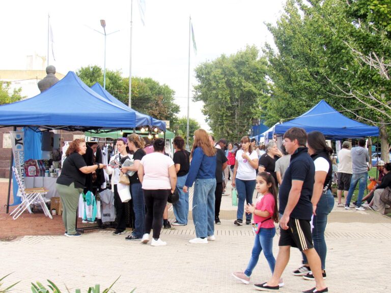 Tarde de domingo con Feria en la Plaza Belgrano