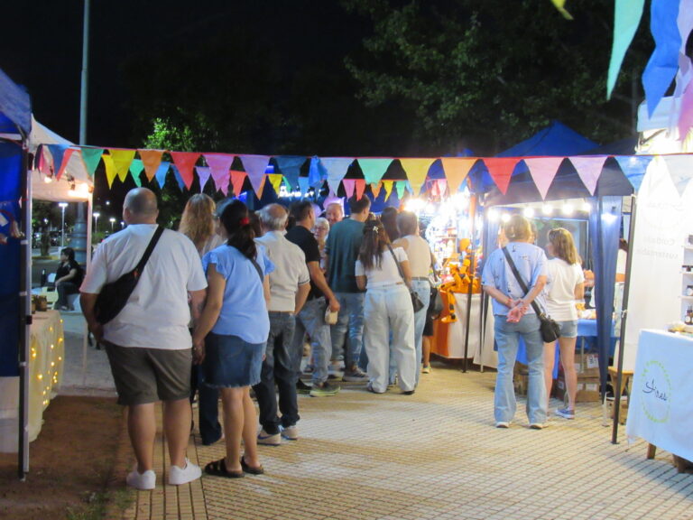 La Feria de Artesanos, en el paseo del domingo en Plaza Belgrano