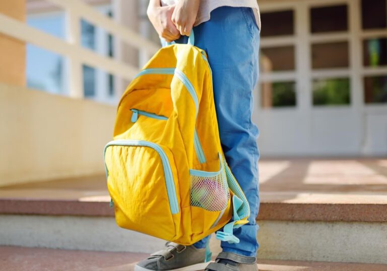 Advierten sobre el peso de las mochilas, el uso de pantallas y el sedentarismo