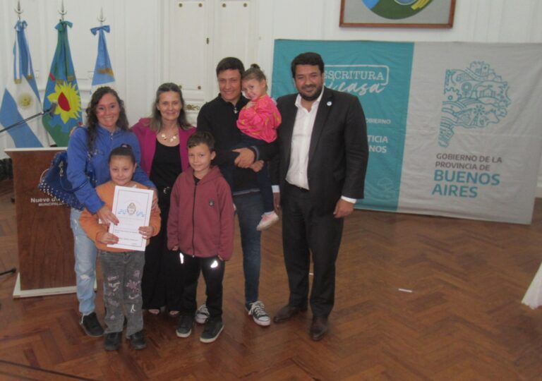 Emoción en la entrega de 512 escrituras